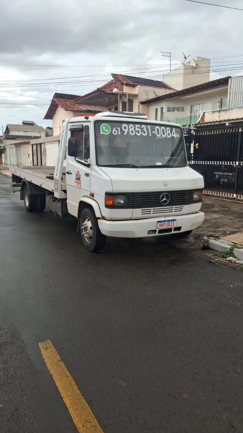 Caminhão guincho plataforma Mercedes-Benz 710 da ANB Guincho estacionado