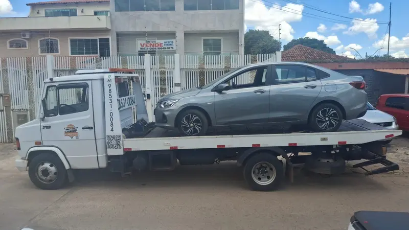 Carro sendo transportado no guincho plataforma pelo DF