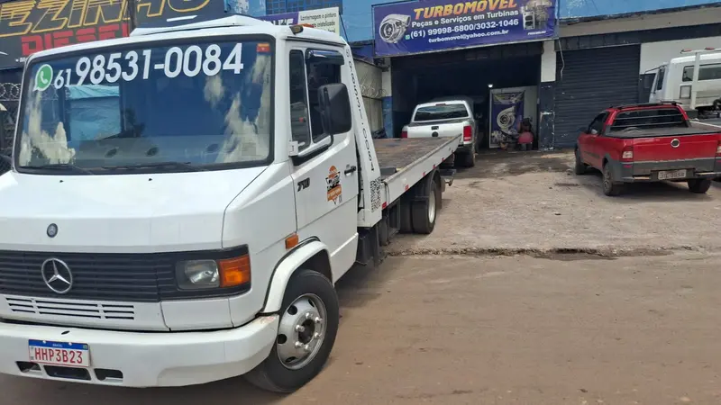 Caminhão guincho da ANB com o número de WhatsApp no para-brisa
