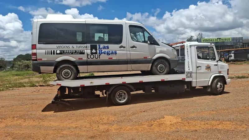 Van Sprinter transportada no caminhão plataforma da ANB Guincho