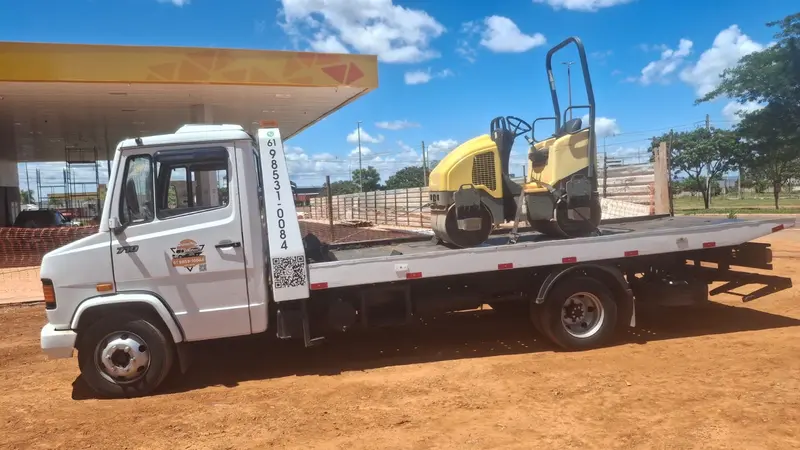 Rolo compactador preso com cintas na plataforma do guincho ANB